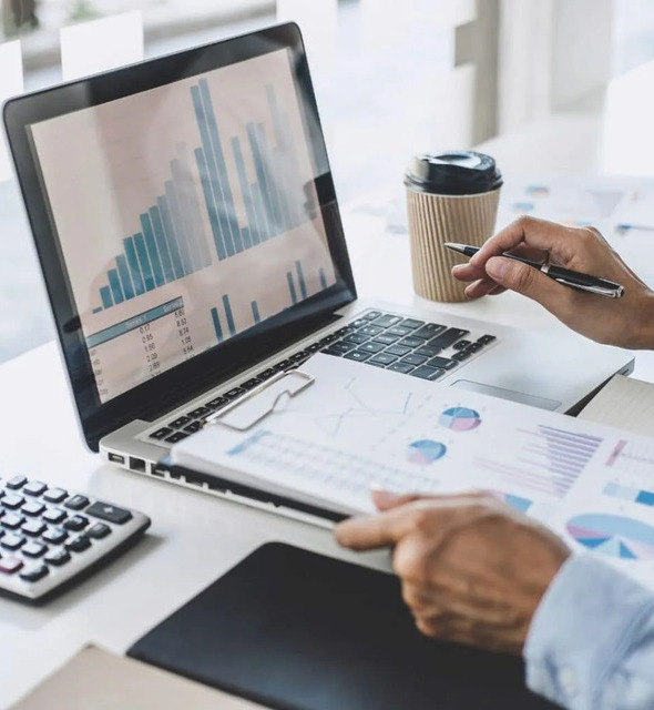 Invoice factoring based on commercial receivables